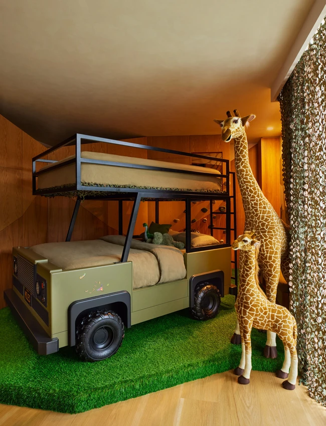 Sementara kamar putranya hadir dalam tema safari. (Foto: Dok. Architectural Digest/Yoshihiro Makino)