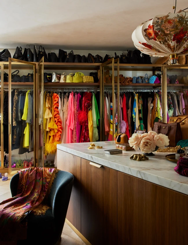 Walk-in closet untuk menyimpan pakaian hingga sepatu mewah milik Chrissy dan John. (Foto: Dok. Architectural Digest/Yoshihiro Makino)