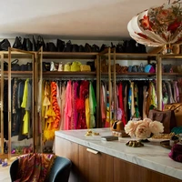 Walk-in closet untuk menyimpan pakaian hingga sepatu mewah milik Chrissy dan John. (Foto: Dok. Architectural Digest/Yoshihiro Makino)