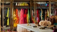 Walk-in closet yang menyimpan pakaian Jhon Legend dan Chrissy Teigen (Foto: Dok. Architectural Digest/Yoshihiro Makino)