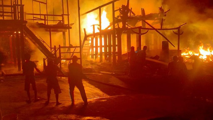 Rumah panggung milik Marinus Melolo (53), Camat Rantetayo, Kabupaten Tana Toraja, Sulawesi Selatan (Sulsel) kebakaran.
