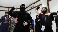 Para pengunjung yang mengenakan pakaian budaya Jepang telah aktif mengikuti kelas-kelas yang mengajarkan seni tradisional Jepang.  