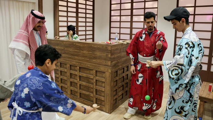 Saat Warga Arab Saudi Terpikat Budaya Jepang Saudi youth dressed in traditional Japanese outfits play Japanese traditional games offered by the Gamers8 Season showing Japanese culture and Japanese entertainment activities in Riyadh, Saudi Arabia, July 29, 2023. REUTERS/Ahmed Yosri