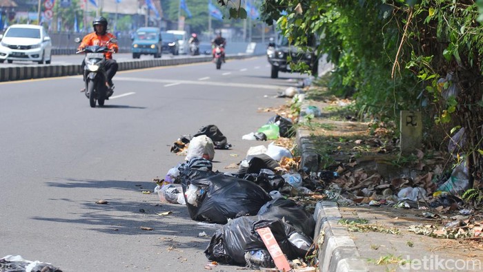 Sampah berserakan di area sekitar Ring Road Utara Sleman, tepatnya dekat Underpass Kentungan, Rabu (2/8/2023).