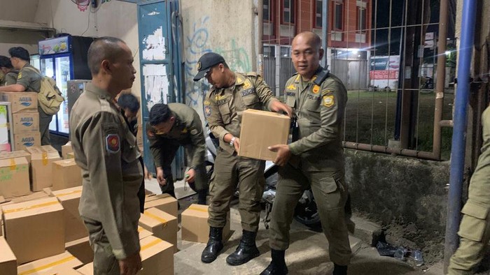 Satpol PP menggelar razia miras dan obat-obatan terlarang di wilayah Kecamatan Ciseeng, Bogor, Jabar. Sejumlah warung kelontong dirazia. (Dok Istimewa)