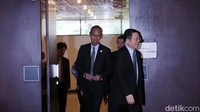 Sekjen ASEAN Kao Kim Hourn dan Chairman of FJCCIA Hiroyuki Ueda saat tiba di lokasi dialog di kantor Sekretariat ASEAN, Jakarta. 