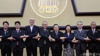 Sekjen ASEAN Kao Kim Hourn foto bersama dengan Chairman of FJCCIA Hiroyuki Ueda, Executive Vice President JETRO Mio Kawada, Deputy Secretary-General for ASEAN Economic Community Satvinder Singh, dan Chairman Japanese Business Association of Cambodia (JBAC) Takeharu Mizukoshi di sela-sela dialog ke-15 antara Sekjen ASEAN dan FJCCIA. 