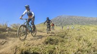 Jalur sepeda gunung Pos 2 Gunung Rinjani-Sembalun dengan elevasi sekitar 1400 mdpl menyuguhkan petualangan bersepeda melalui padang savana.