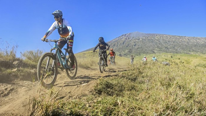 Serunya Bersepeda Menaklukkan Trek Gunung Rinjani Pegiat sepeda gunung dari komunitas Yeti Tribe Indonesia memacu sepedanya melintasi jalur sepeda Gunung Rinjani Pos 2 Sembalun di Lombok Timur, NTB, Sabtu (29/7/2023). Jalur sepeda gunung Pos 2 Gunung Rinjani-Sembalun dengan elevasi sekitar 1400 mdpl menyuguhkan petualangan bersepeda melalui padang savana dengan pemandangan pesona puncak Gunung Rinjani di sepanjang 12 km jalur yang dilalui. ANTARA FOTO/Ahmad Subaidi/rwa.