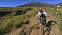 Pegiat sepeda gunung dari komunitas Yeti Tribe Indonesia memacu sepedanya melintasi jalur sepeda Gunung Rinjani Pos 2 Sembalun di Lombok Timur, NTB.
