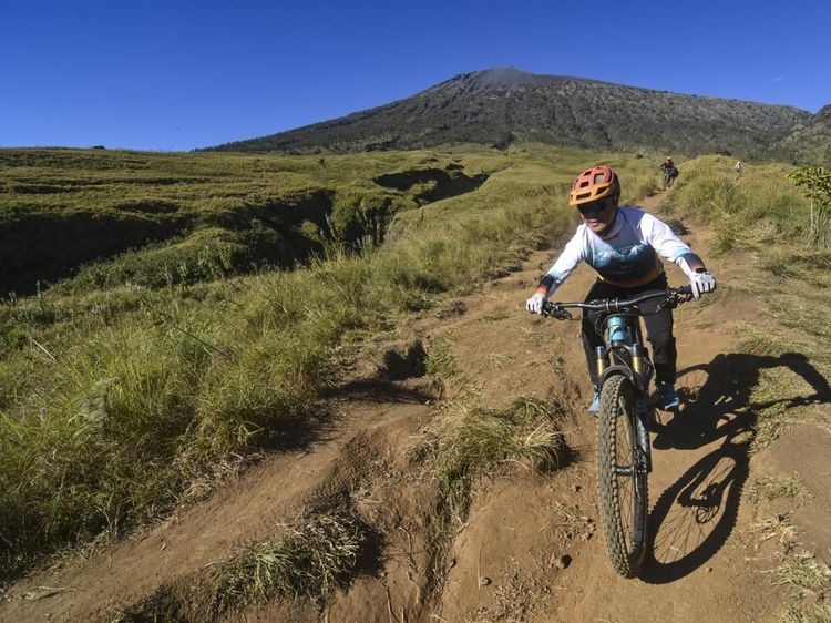Serunya Bersepeda Menaklukkan Trek Gunung Rinjani