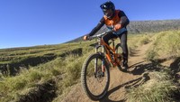 Trek ini juga menyajikan pemandangan pesona puncak Gunung Rinjani di sepanjang 12 km jalur yang dilalui.