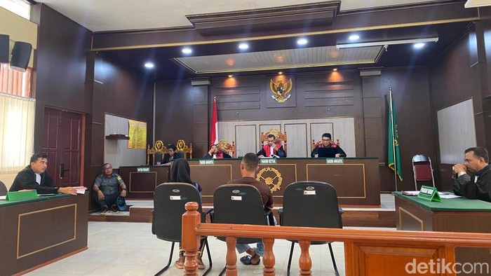 Sidang kasus pria di Sorong bunuh bayinya di Pengadilan Negeri Sorong. detikcom/Juhra Nasir
