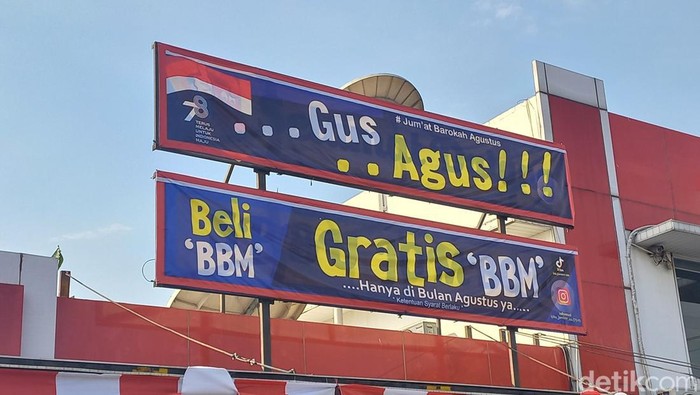Spanduk promo BBM gratis untuk pelanggan bernama Agus di SPBU Jombor, Sukoharjo. Foto diambil Rabu (2/8/2023).