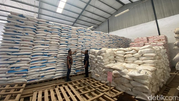Stok pupuk subsidi di Gudang Lini III, Cibolang, Cisaat, Kabupaten Sukabumi