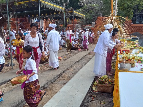 Suasana persembahyangan di Pura Agung Jagatnatha Denpasar dengan kondisi bangunan yang masih direnovasi, Rabu (2/8/2023). (Aryo Mahendro/detikBali)
