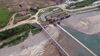 Sungai Cipamingkis sejak sebulan terakhir airnya terus menyusut hingga sebagian dasarnya mengering akibat musim kemarau.