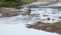 Meskipun begitu, masih ada beberapa warga yang mencuci pakaian di tepi sungai.  