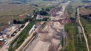 Musim Kemarau Bikin Sungai Cipamingkis Bogor Mengering