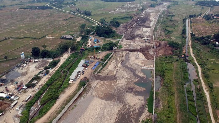 Sungai Cipamingkis di Bogor mengering Warga mencuci pakaian di aliran Sungai Cipamingkis yang mengering di Bendung Cipamingkis, Kabupaten Bogor, Jawa Barat, Rabu (2/8/2023). Sungai Cipamingkis sejak sebulan terakhir airnya terus menyusut hingga sebagian dasarnya mengering akibat musim kemarau. ANTARA FOTO/Yulius Satria Wijaya/aww.