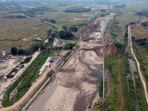 Musim Kemarau Bikin Sungai Cipamingkis Bogor Mengering