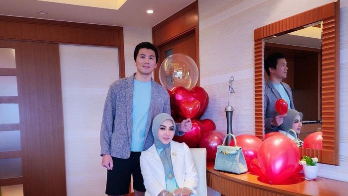 syahrini saat merayakan ulang tahun di Tokyo.