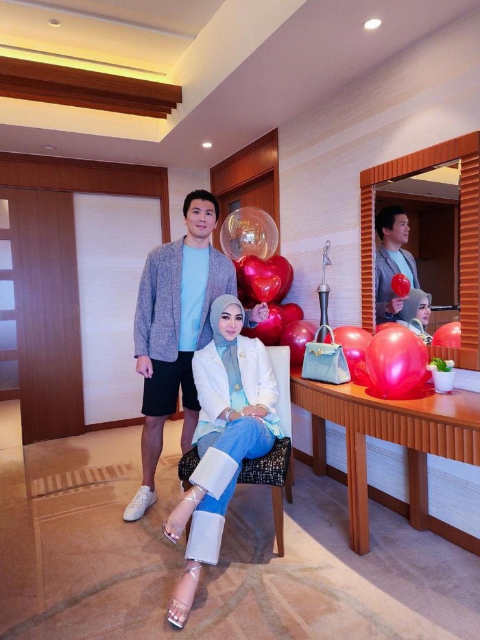 syahrini saat merayakan ulang tahun di Tokyo.