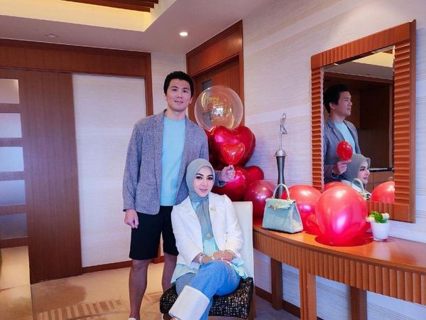6 Potret Syahrini Rayakan Ultah di Kamar Hotel Mewah
