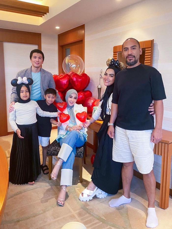 syahrini syahrini saat merayakan ulang tahun di Tokyo.