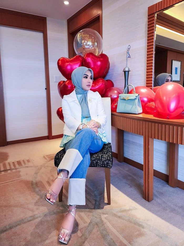 syahrini syahrini saat merayakan ulang tahun di Tokyo.