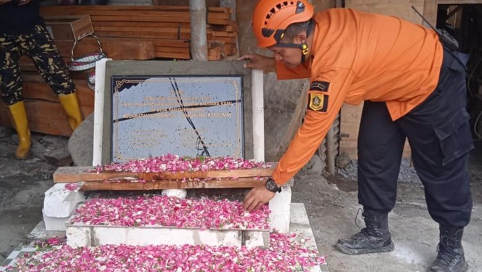 Tabur Bunga Digelar Di Lokasi 8 Penambang Asal Bogor Terjebak Di Banyumas