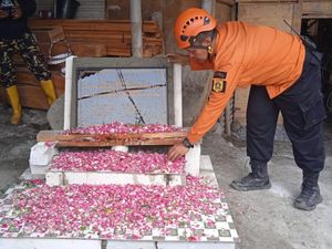Tabur Bunga Digelar di Lokasi 8 Penambang Asal Bogor Terjebak di Banyumas