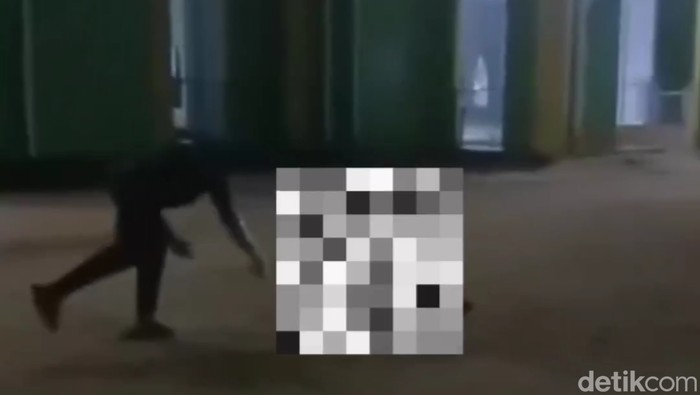 Tangkapan layar video seekor anak anjing dibanting sampai mati di Natuna, Kepri.