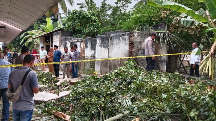 Tembok kamar mandi yang timpa siswa SD di Paluta. (Foto: Dok. Polsek Padang Bolak).