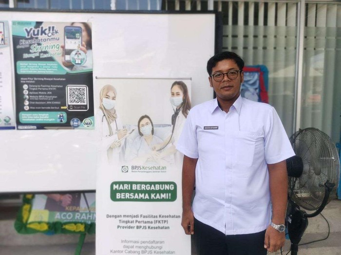 Tenaga honorer di Dinas Pendudukan dan Catatan Sipil, Anggra Setiawan.