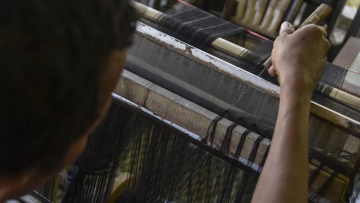 Tikar Mendong Khas Tasik Tembus Pasar Jepang Perajin menenun tikar mendong di Desa Margaluyu, Kabupaten Tasikmalaya, Jawa Barat, Selasa (1/8/2023). Dalam sebulan perajin memproduksi tikar mendong dan bahan baku kerajinan setengah jadi untuk diekspor ke Jepang sebanyak 40 kodi yang dikerjakan oleh 40 orang ibu rumah tangga, dengan omset yang didapat mencapai Rp860 ribu per kodi. ANTARA FOTO/Adeng Bustomi/foc.