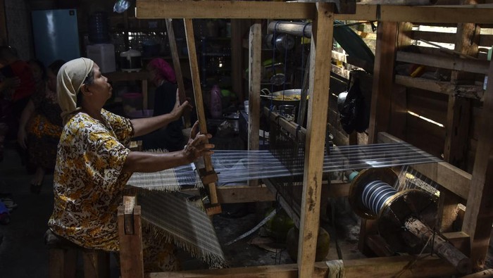 Tikar Mendong Khas Tasik Tembus Pasar Jepang Perajin menenun tikar mendong di Desa Margaluyu, Kabupaten Tasikmalaya, Jawa Barat, Selasa (1/8/2023). Dalam sebulan perajin memproduksi tikar mendong dan bahan baku kerajinan setengah jadi untuk diekspor ke Jepang sebanyak 40 kodi yang dikerjakan oleh 40 orang ibu rumah tangga, dengan omset yang didapat mencapai Rp860 ribu per kodi. ANTARA FOTO/Adeng Bustomi/foc.