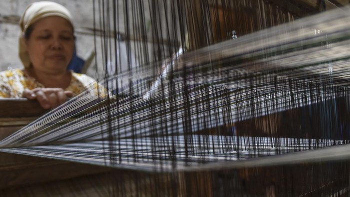 Perajin menenun tikar mendong di Desa Margaluyu, Kabupaten Tasikmalaya, Jawa Barat, Selasa (1/8/2023). Dalam sebulan perajin memproduksi tikar mendong dan bahan baku kerajinan setengah jadi untuk diekspor ke Jepang sebanyak 40 kodi yang dikerjakan oleh 40 orang ibu rumah tangga, dengan omset yang didapat mencapai Rp860 ribu per kodi. ANTARA FOTO/Adeng Bustomi/foc.