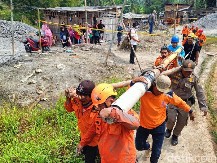 Tim SAR membongkar peralatan yang digunakan dalam operasi pencarian 8 penambang terjebak air di lubang galian emas Desa Pancurendang, Kecamatan Ajibarang, Kabupaten Banyumas, Selasa (1/8/2023).