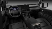 Beralih ke interior, Land Cruiser Prado terbaru ini telah ditingkatkan visibilitasnya dengan menerapkan cowl set rendah. Foto: Dok. Toyota