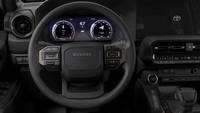 Dari kursi pengemudi, terdapat beberapa kontrol yang mudah diakses dan intuitif untuk digunakan. Masih terdapat beberapa tombol dan knob untuk beberapa sistem seperti climate control tiga zona, mode penggerak, sistem penggerak empat roda dan pemutaran media. Foto: Dok. Toyota