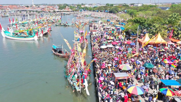 Tradisi Petik Laut di Muncar, Banyuwangi.