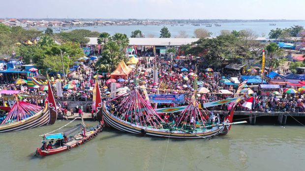 Tradisi Petik Laut di Muncar, Banyuwangi.
