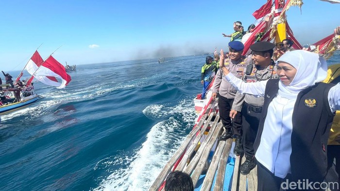 tradisi petik laut di probolinggo dihadiri gubernur khofifah