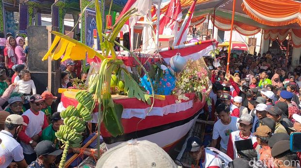 Tradisi petik laut di Probolinggo