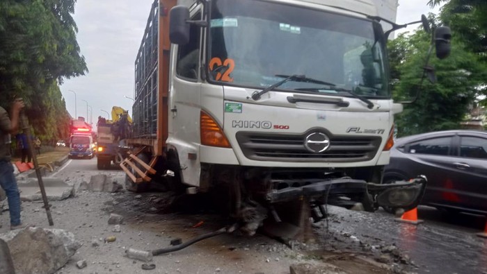 Truk muatan galon air mineral mengalami kecelakaan di Jalan DI Panjaitan, Jakarta Timur (dok TMC Polda Metro Jaya)