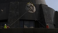 Penghapusan jejak ini imbas pengaruh dari ruang publik di tengah invasi Rusia ke Ukraina. (AP Photo/Jae C. Hong)  