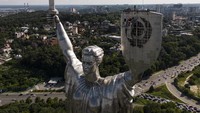 Ukraina sedang mempercepat upaya untuk menghapus sisa-sisa peninggalan Soviet dan Rusia yang sudah ada selama berabad-abad di negara itu. (AP Photo/Jae C. Hong)  