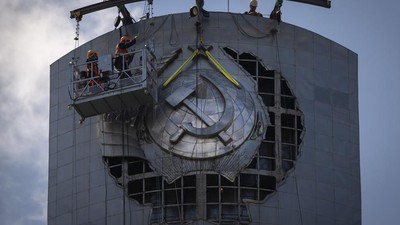 Ukraina Hapus Sisa-sisa Peninggalan Soviet dan Rusia