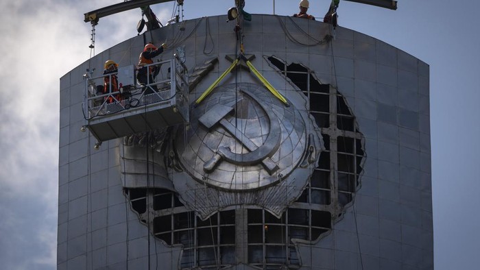 Ukraina Hapus Sisa-sisa Peninggalan Soviet dan Rusia Workers remove the Soviet coat of arms from the shield in the hand of the country's tallest stature, the Motherland Monument, in Kyiv, Ukraine, Tuesday, Aug. 1, 2023. Ukraine is accelerating efforts to erase the vestiges of centuries of Soviet and Russian influence from the public space amid the Russian invasion of Ukraine by pulling down monuments and renaming hundreds of streets to honour home-grown artists, poets, military chiefs, and independence leaders. (AP Photo/Efrem Lukatsky)